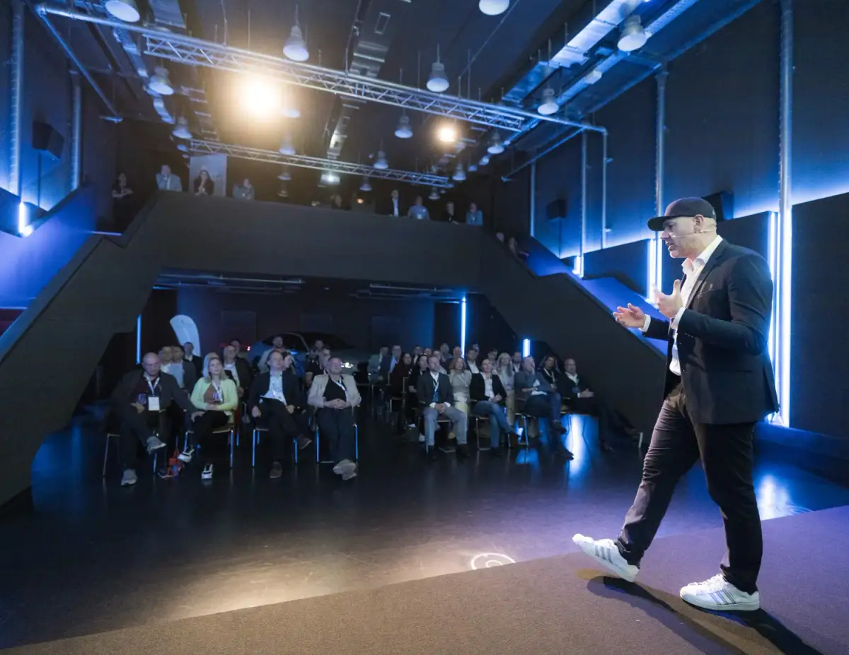Speaker auf der Bühne der Business Night vor Publikum