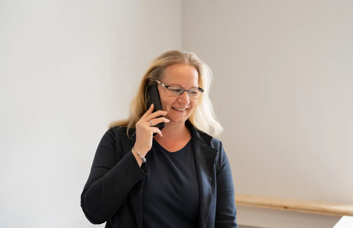 Daniela Wiehle im Telefonat im Büro