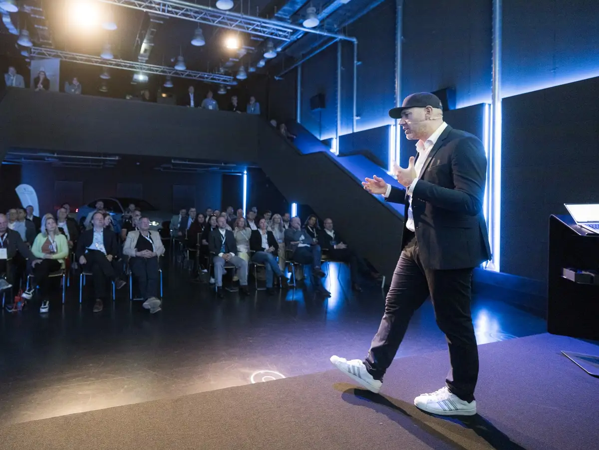 Martin Hein als Keynote-Speaker auf der Bühne vor sitzendem Publikum