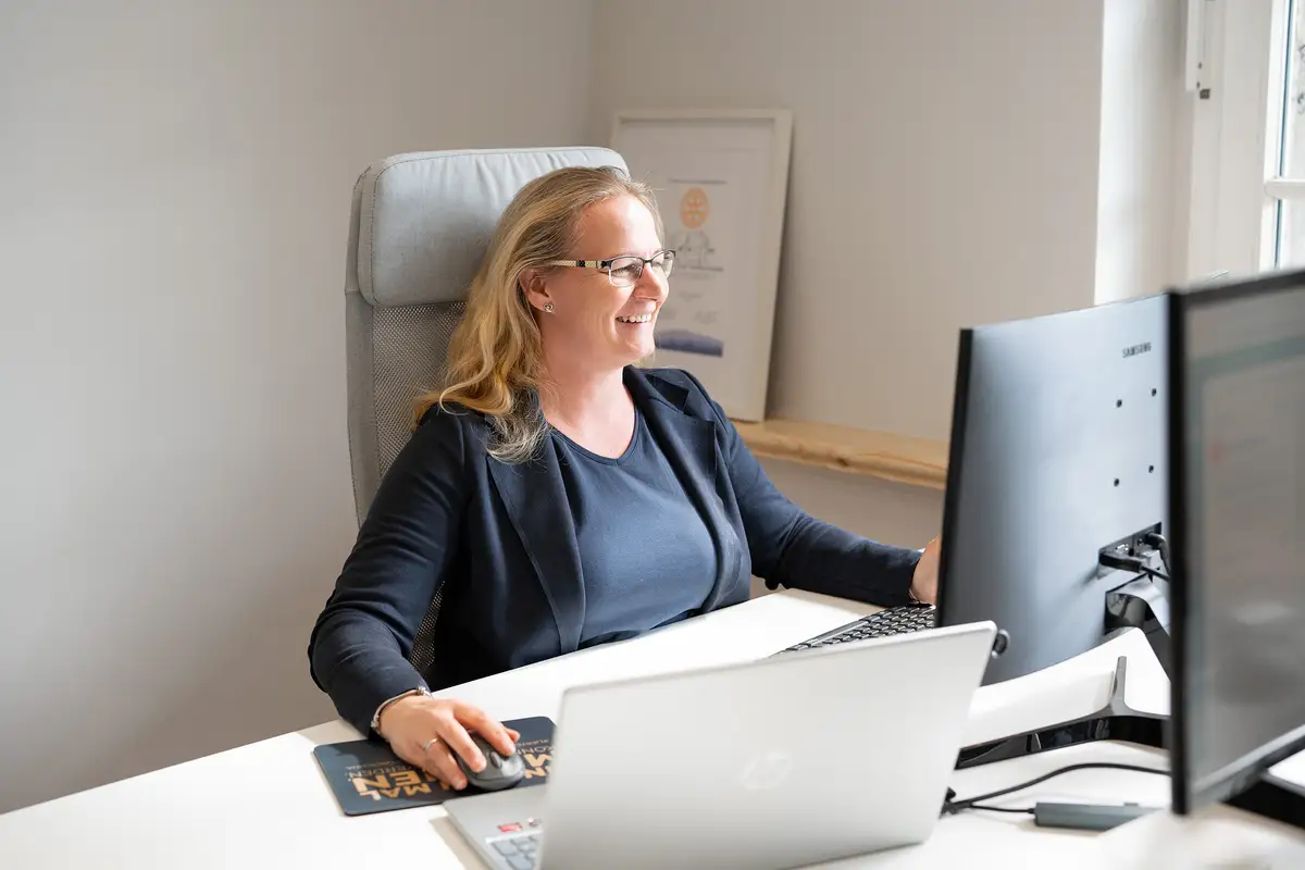 Mitarbeiterin am Schreibtisch im Büro von Hein & Kollegen